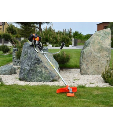 Podkaszarka spalinowa JG z dodatkowym wyposażeniem